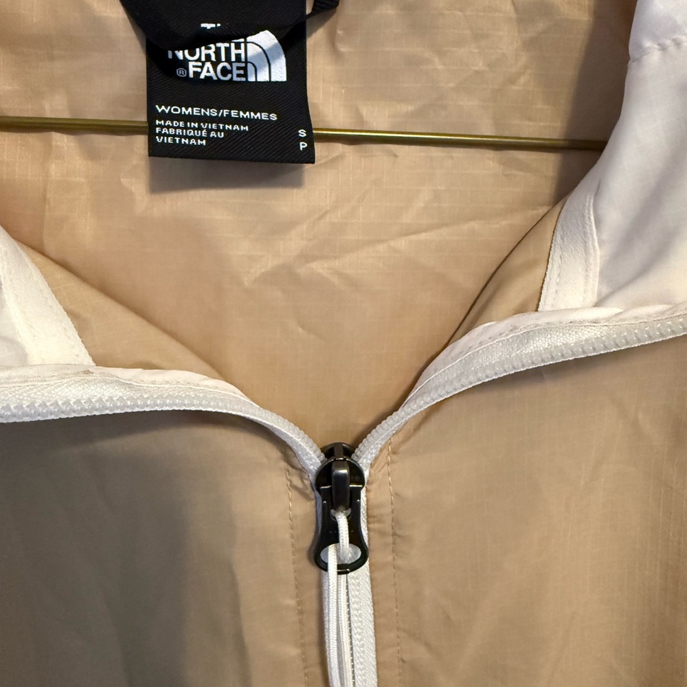 The North Face Women's Beige and White lightweight shell - Picture 3 of 7